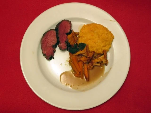 Rezept: Kaffeegebeiztes Rinderfilet mit glasierten Möhren, Pfifferlingen und Kartoffel-Mousseline Kaffeegebeiztes Rinderfilet mit glasierten Möhren, Pfifferlingen und Kartoffel-Mousseline - Rezept