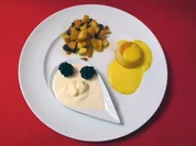 Warmer Karamellkuchen mit Safran-Anglaise, Schmorapfel und Hanfeis - Rezept