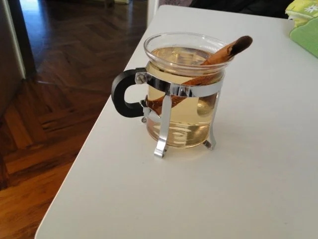 Weißer Glühwein, gestern bei einer Freundin getrunken, heute bei mir, den suppel ich mit - Rezept