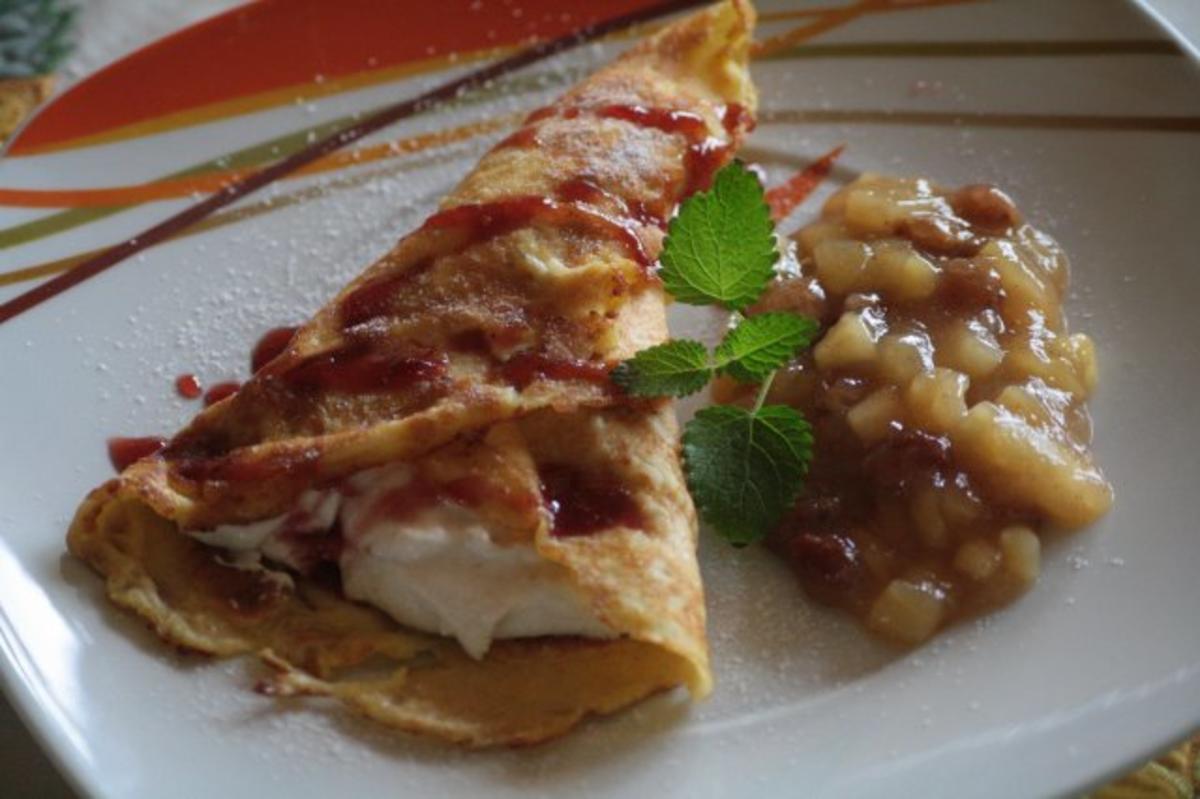 Crêpes mit Spekulatius-Marzipan-Quarkfüllung, Bratapfelkompott und Glühweinsirup