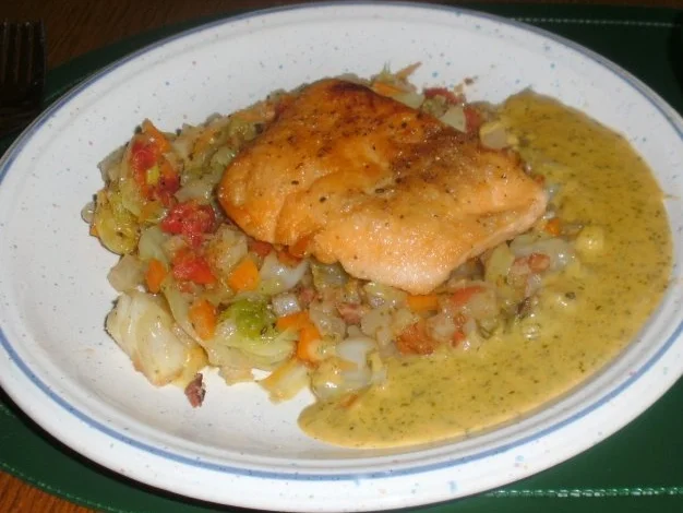 Rezept: Lachs auf Spitzkohlbett und Kräuter - Senf - Sahne Soße Lachs auf Spitzkohlbett und Kräuter - Senf - Sahne Soße - Rezept