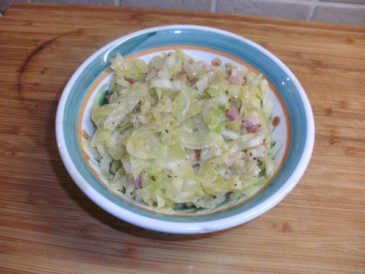 Spitzkohlsalat mit Spitzkohl und Weißweinessig - Rezept mit Bild ...