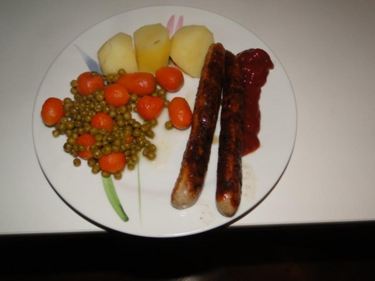 Tageskarte heute: Fränkische Bratwurt mit runden Möhren und Erbsen geschwenkt in Butter - Rezept