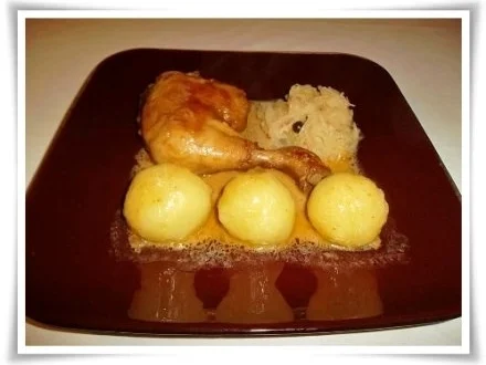 Rezept: Rosmarin-Thymian Hähnchen mit würzigem Sauerkraut und Kartoffelklößen dazu. Bild Nr. 15 Rosmarin-Thymian Hähnchen mit würzigem Sauerkraut und Kartoffelklößen dazu. - Rezept - Bild Nr. 15