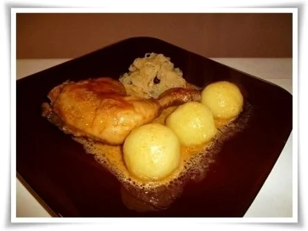 Rezept: Rosmarin-Thymian Hähnchen mit würzigem Sauerkraut und Kartoffelklößen dazu. Bild Nr. 17 Rosmarin-Thymian Hähnchen mit würzigem Sauerkraut und Kartoffelklößen dazu. - Rezept - Bild Nr. 17