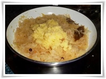 Rezept: Rosmarin-Thymian Hähnchen mit würzigem Sauerkraut und Kartoffelklößen dazu. Bild Nr. 10 Rosmarin-Thymian Hähnchen mit würzigem Sauerkraut und Kartoffelklößen dazu. - Rezept - Bild Nr. 10