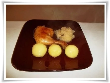 Rezept: Rosmarin-Thymian Hähnchen mit würzigem Sauerkraut und Kartoffelklößen dazu. Bild Nr. 14 Rosmarin-Thymian Hähnchen mit würzigem Sauerkraut und Kartoffelklößen dazu. - Rezept - Bild Nr. 14