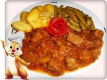 Schmackhaftes Gulasch mit Salbei- Drillinge und grüne Bohnen. - Rezept