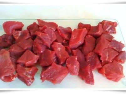 Schmackhaftes Gulasch mit Salbei- Drillinge und grüne Bohnen. - Rezept - Bild Nr. 3