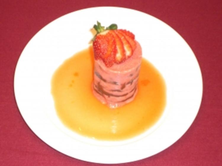 Erdbeerparfait auf Passionsfruchtspiegel - von Das perfekte Dinner Erdbeerparfait auf Passionsfruchtspiegel - von Das perfekte Dinner