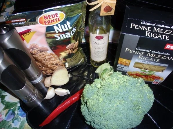 Rezept: Broccolinudeln mit Knoblauch und Walnüssen Bild Nr. 2 Broccolinudeln mit Knoblauch und Walnüssen - Rezept - Bild Nr. 2