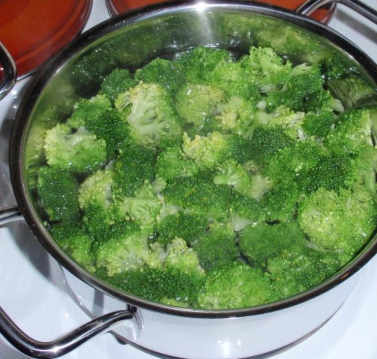 Broccolinudeln mit Knoblauch und Walnüssen - Rezept - Bild Nr. 3