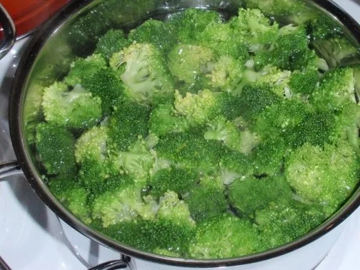 Rezept: Broccolinudeln mit Knoblauch und Walnüssen Bild Nr. 3 Broccolinudeln mit Knoblauch und Walnüssen - Rezept - Bild Nr. 3