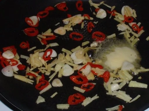 Rezept: Broccolinudeln mit Knoblauch und Walnüssen Bild Nr. 9 Broccolinudeln mit Knoblauch und Walnüssen - Rezept - Bild Nr. 9