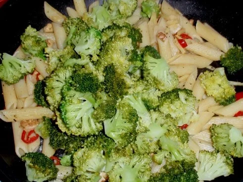 Rezept: Broccolinudeln mit Knoblauch und Walnüssen Bild Nr. 11 Broccolinudeln mit Knoblauch und Walnüssen - Rezept - Bild Nr. 11