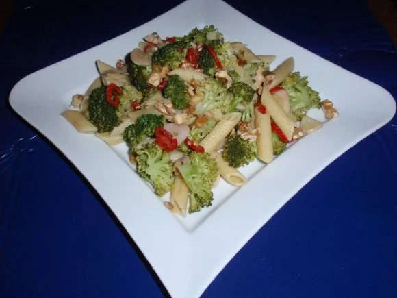 Rezept: Broccolinudeln mit Knoblauch und Walnüssen Bild Nr. 12 Broccolinudeln mit Knoblauch und Walnüssen - Rezept - Bild Nr. 12