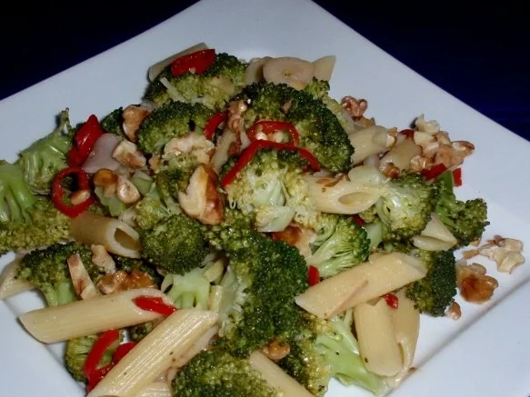 Rezept: Broccolinudeln mit Knoblauch und Walnüssen Bild Nr. 13 Broccolinudeln mit Knoblauch und Walnüssen - Rezept - Bild Nr. 13