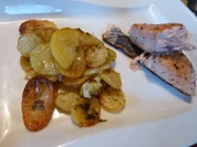 Rezept: Lachsfilet mit würzigen Backofenkartoffeln Lachsfilet mit würzigen Backofenkartoffeln - Rezept