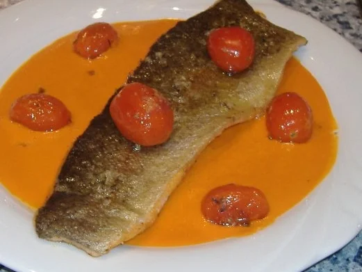 Kross gebratenes Lachsforellenfilet auf Paprikaschaum - Rezept