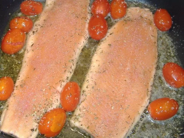 Kross gebratenes Lachsforellenfilet auf Paprikaschaum - Rezept - Bild Nr. 3