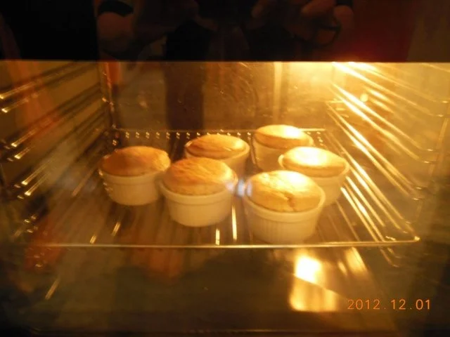 Dessert:Spekulatiussouffle mit Glühweinzabaione und Gewürzclementinen - Rezept - Bild Nr. 9