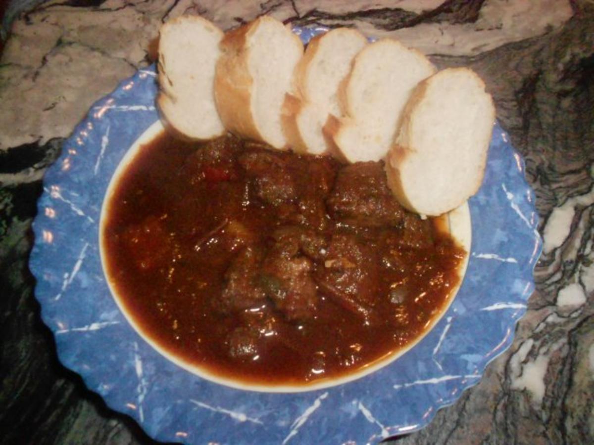 Gulasch mit Rindergulasch und Schinkengulasch - Rezept mit Bild ...