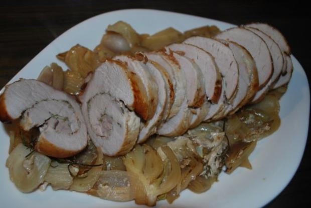 Porchetta-Rollbraten auf Fenchelgemüse - italienischer Schweine-Kräuter