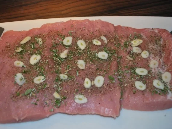 Porchetta-Rollbraten auf Fenchelgemüse -  italienischer Schweine-Kräuter-Rollbraten - Rezept - Bild Nr. 2