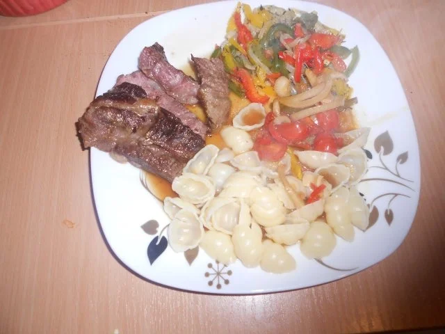 Rinderbraten mit buntem Paprikagemüse - Rezept