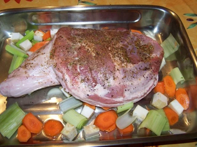 Spanferkelschulter auf Gemüsebett - Rezept - Bild Nr. 2