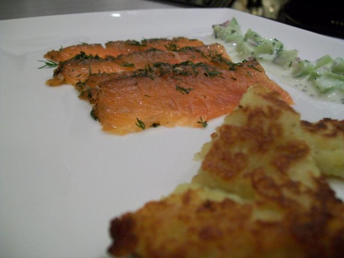 gebeizter Lachs/ DillGurkenRelish/ Rievkooche Rezept kochbar.de