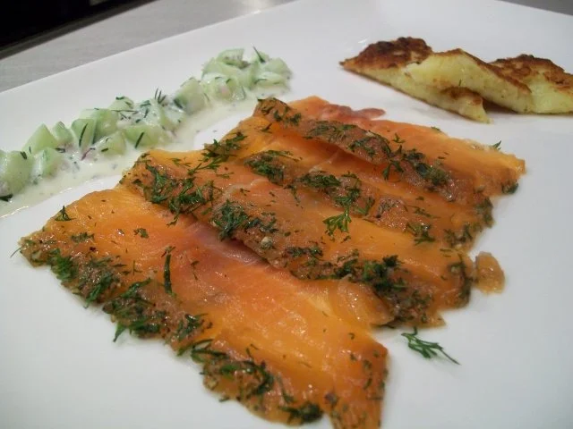 Rezept: gebeizter Lachs/ Dill-Gurken-Relish/ Rievkooche Bild Nr. 3 gebeizter Lachs/ Dill-Gurken-Relish/ Rievkooche - Rezept - Bild Nr. 3