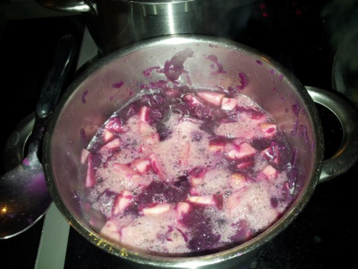 Entenbrust auf Rotwein-Rahmjus an Maroni- Apfelrotkraut und einer Variation von Teigwaren - Rezept - Bild Nr. 3