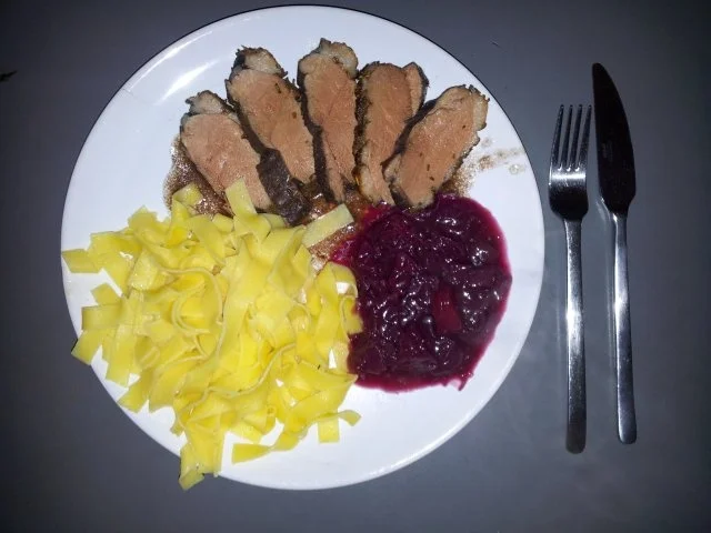 Entenbrust auf Rotwein-Rahmjus an Maroni- Apfelrotkraut und einer Variation von Teigwaren - Rezept