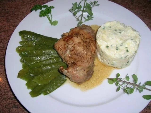 Kaninchen geschmort (unsere Art), an Zuckerschoten und Sellerie-Kartoffelragout - Rezept - Bild Nr. 2