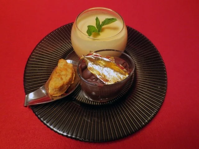 Physaliscreme und Schokomousse mit Mandeln und Mandelgebäck - Rezept