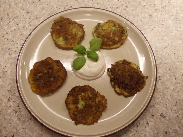 Zucchini-Pfannkuchen mit Knoblauchquark - Rezept