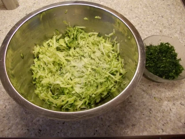 Zucchini-Pfannkuchen mit Knoblauchquark - Rezept - Bild Nr. 3