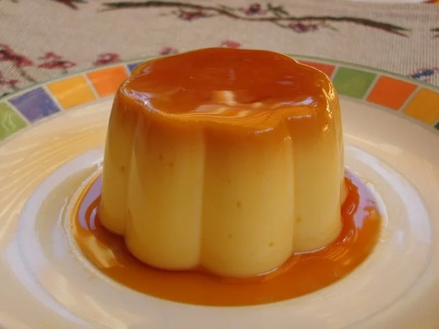 Panna Cotta mit Früchten dekoriert. - Rezept