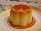 Panna Cotta mit Früchten dekoriert. - Rezept