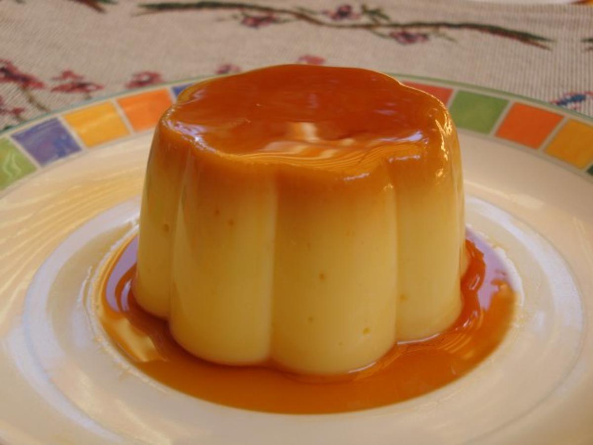 Panna Cotta mit Früchten dekoriert. - Rezept - kochbar.de