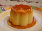 Panna Cotta mit Früchten dekoriert. - Rezept