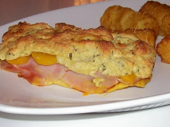 Curry-Hähnchenbrust mit Pfirsich und Schinken unter einer Kräuter-Senf-Haube - Rezept