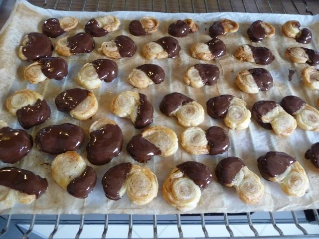 Plätzchen & Kekse : Kleine Schweineohren mit Schokolade - Rezept