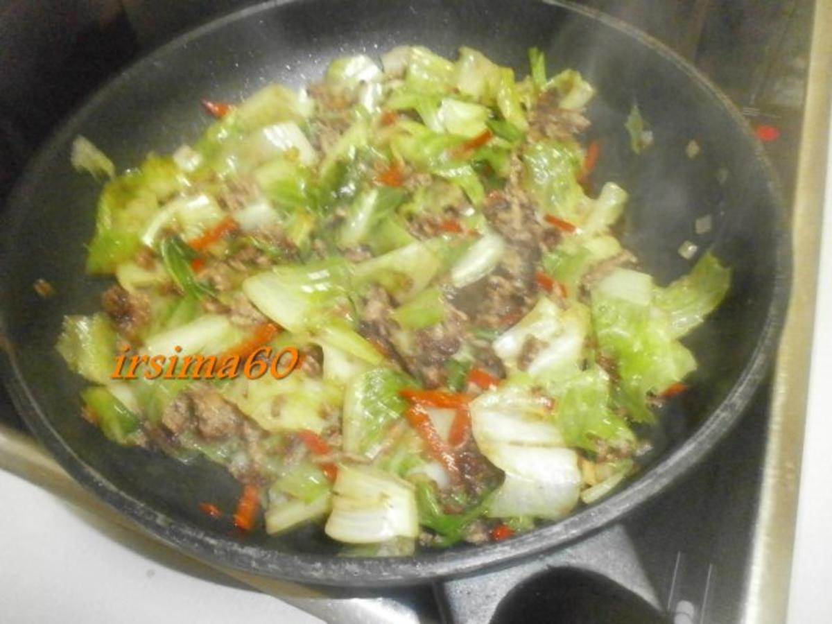 Geschmorter Salat mit Rinderhack - Rezept