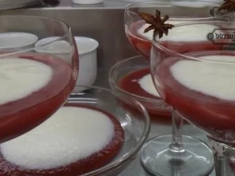 Rezept: Buttermilchcreme mit weihnachtlicher Apfel-Kirsch-"Pudding" Buttermilchcreme mit weihnachtlicher Apfel-Kirsch-"Pudding" - Rezept