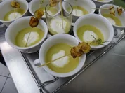 Rezept: Petersilienwurzel-Cremesuppe mit Garnelenspieß Petersilienwurzel-Cremesuppe mit Garnelenspieß - Rezept