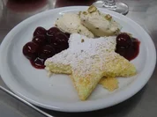 Rezept: Kirschragout mit Bisquit und Eis Kirschragout mit Bisquit und Eis - Rezept