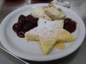 Kirschragout mit Bisquit und Eis - Rezept