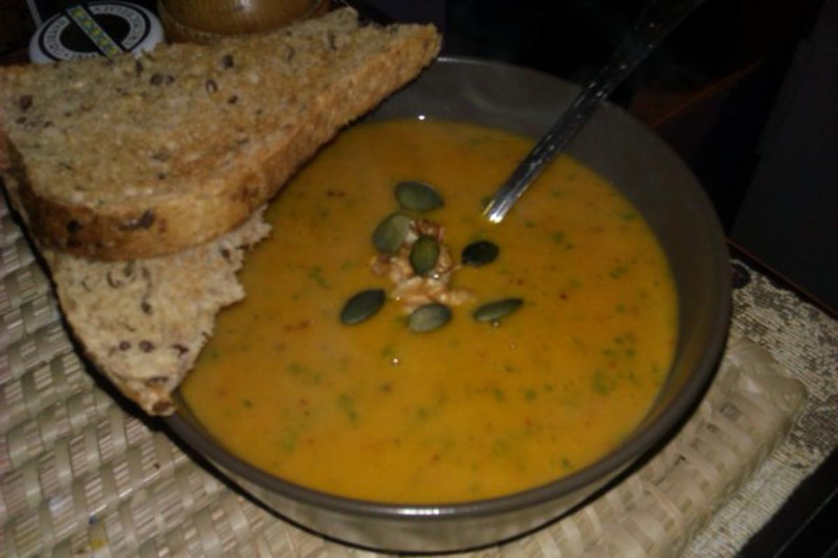 Kürbissuppe mit Curry und Kokosmilch - Rezept mit Bild - kochbar.de